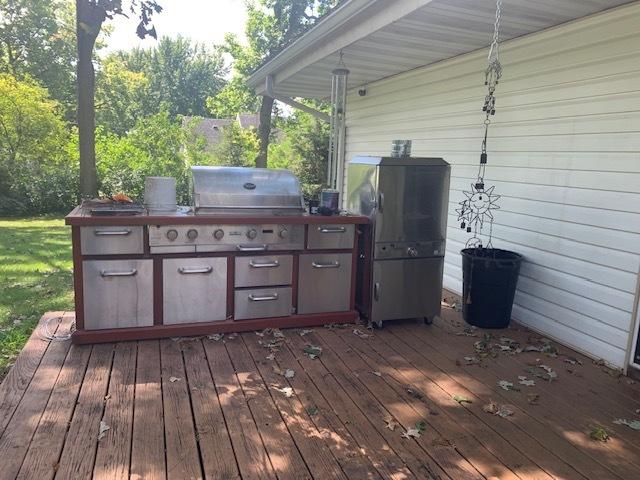 1901 Chestnut St, Ottawa, IL 61350 - deck featuring area for grilling and a grill