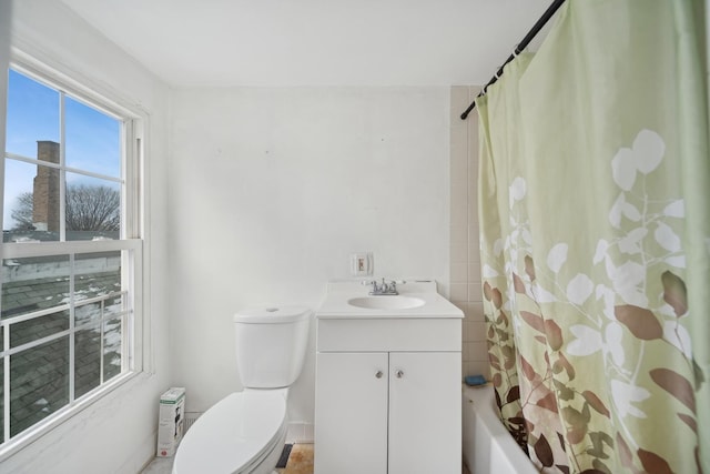 full bathroom featuring vanity, toilet, and shower / bath combo