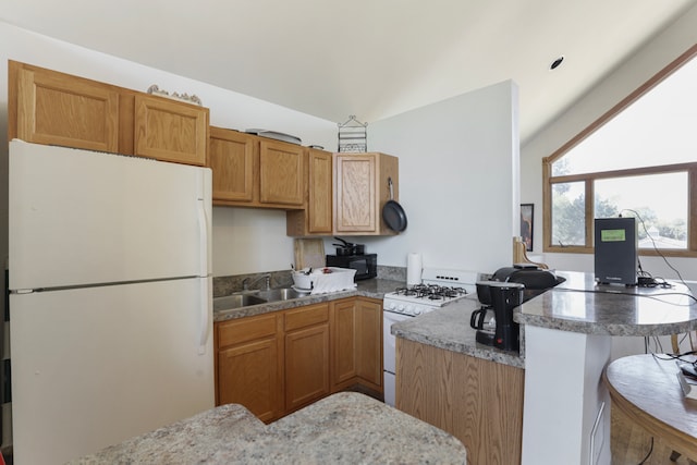 kitchen with a breakfast bar, sink, vaulted ceiling, kitchen peninsula, and white appliances