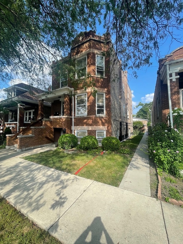 view of front facade with a front lawn