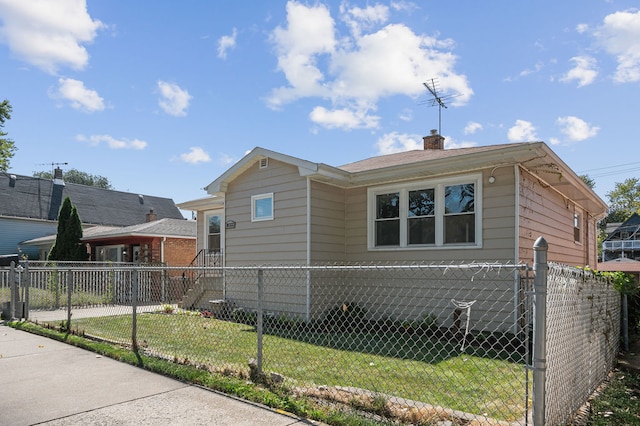 view of front of house with a front lawn