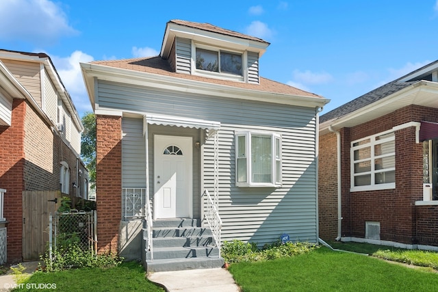 view of front of house featuring a front lawn