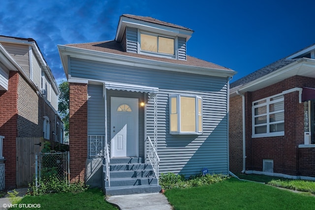 view of front facade featuring a front yard