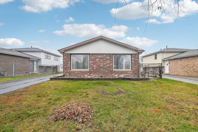 view of front of property with a front lawn