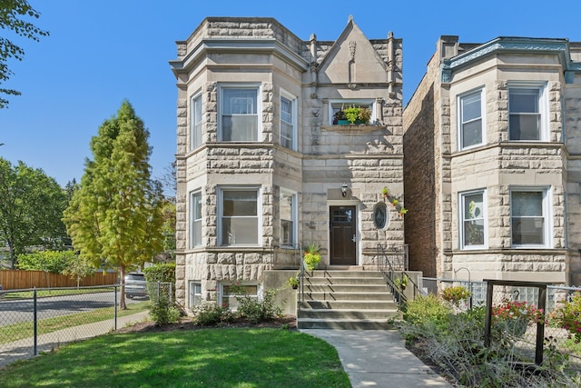 view of front of home featuring a front yard