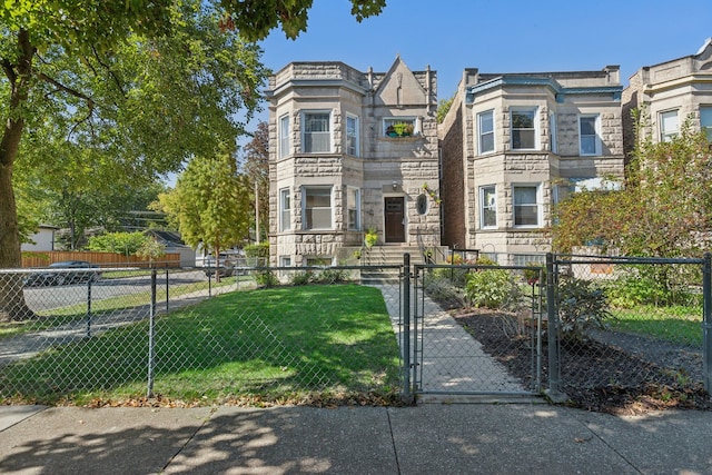 view of front facade featuring a front lawn