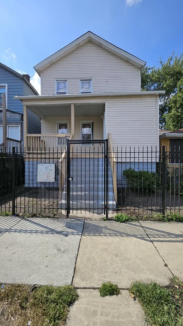 view of front facade with a garage and covered porch