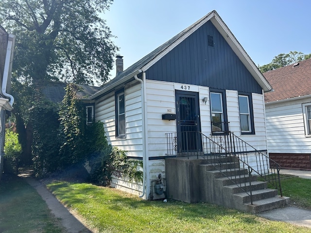 view of front of house featuring a front lawn