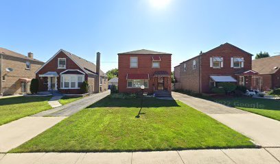 view of front of home with a front yard