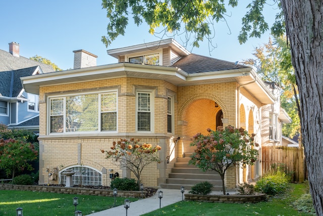 view of front facade featuring a front yard