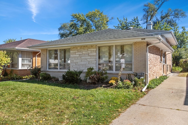 view of front of home featuring a front lawn