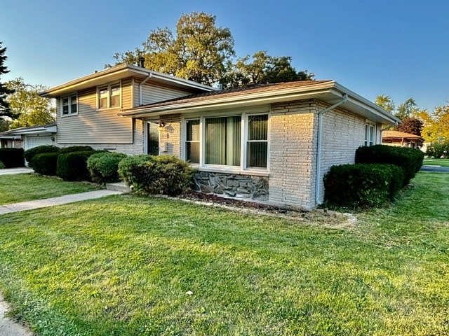 view of front of home with a front lawn