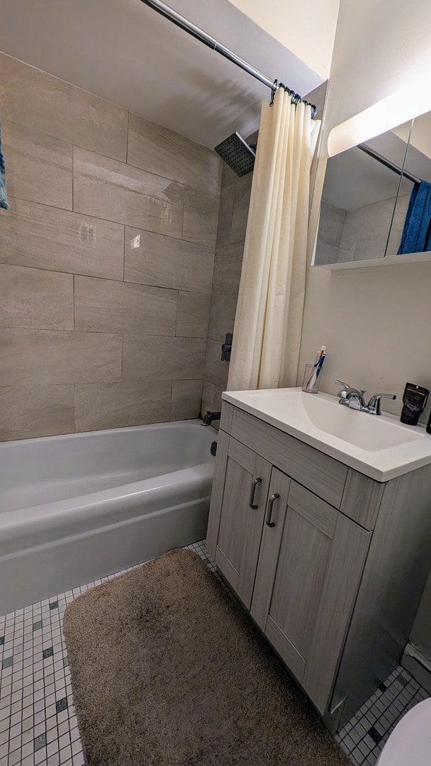 full bathroom with shower / bath combination with curtain, vanity, and toilet