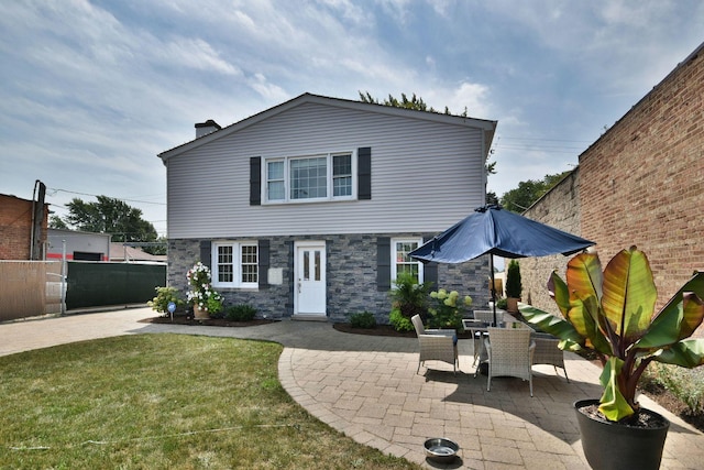 view of front facade featuring a patio and a front lawn