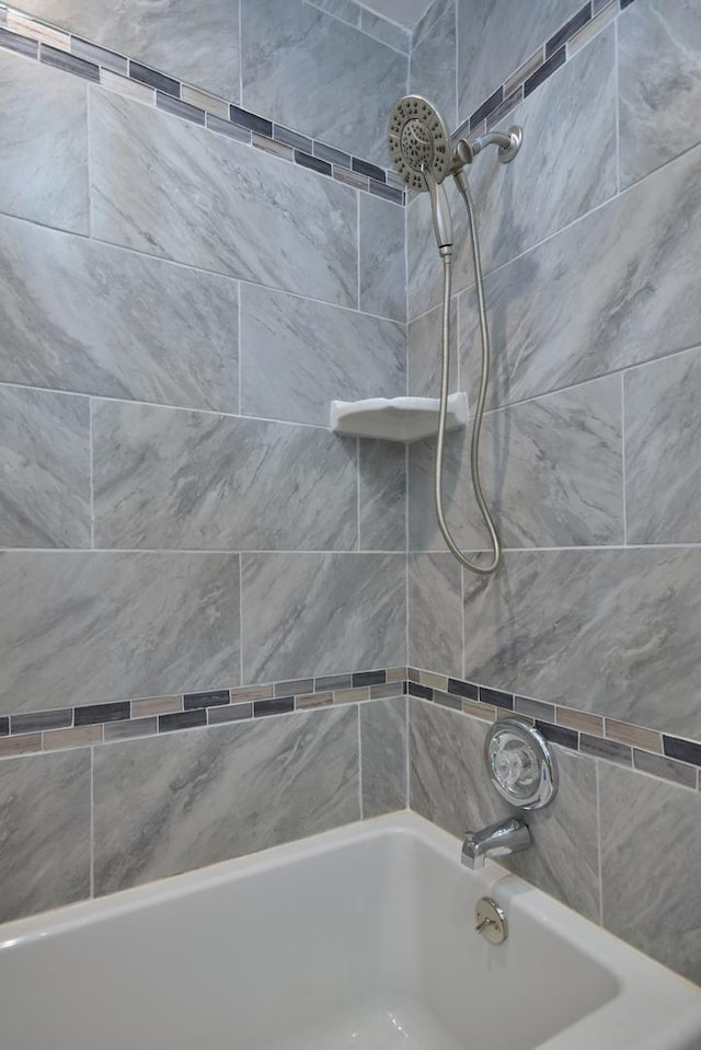 bathroom with tiled shower / bath