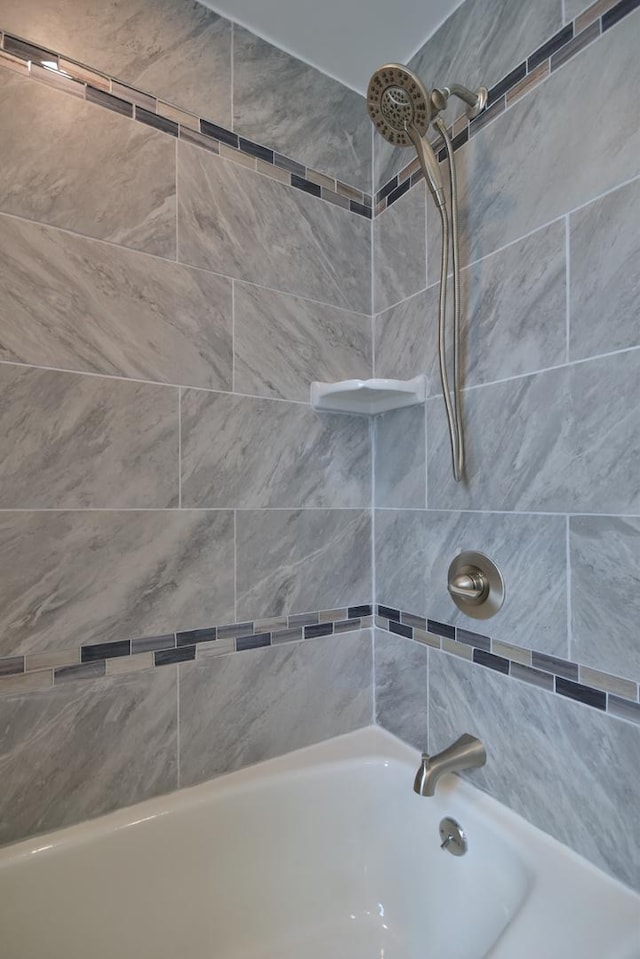 bathroom featuring tiled shower / bath