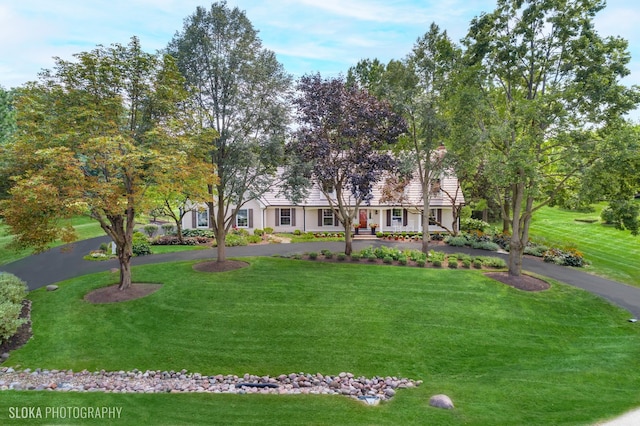 view of front of house with a front lawn