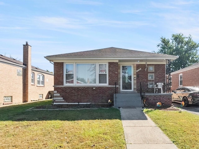 bungalow featuring a front lawn