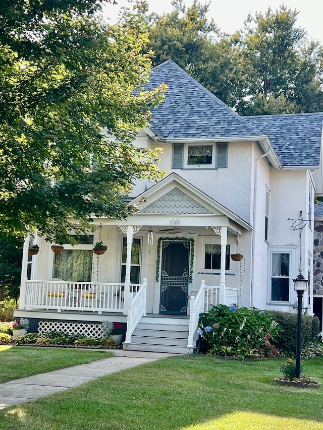 view of front of property featuring a front yard