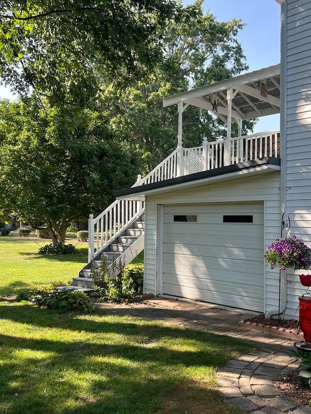 view of yard featuring a shed