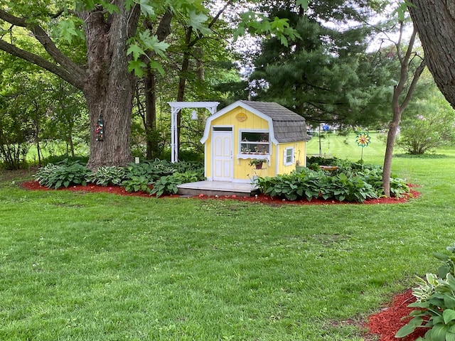 view of yard featuring a shed