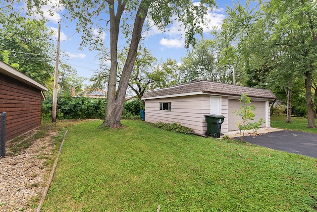 view of yard with an outdoor structure