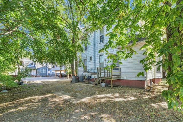 view of yard featuring central air condition unit