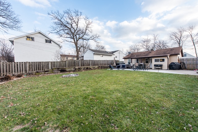 view of yard featuring a patio area