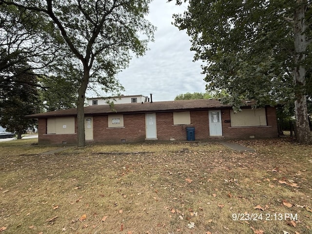 single story home featuring a front lawn