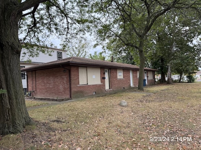 view of front facade with a front lawn