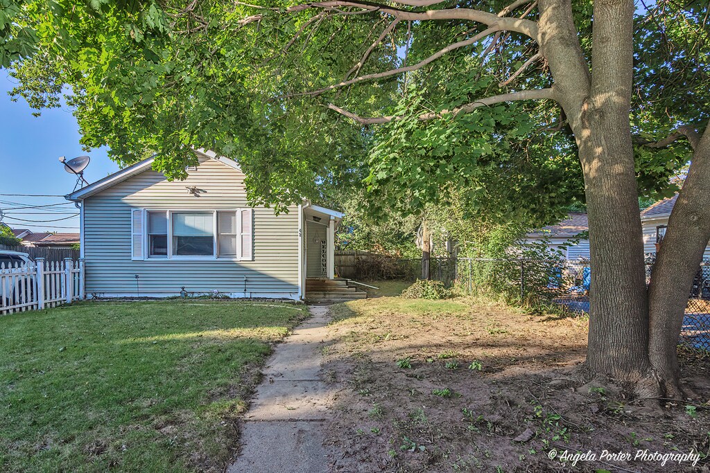 view of front of property with a front yard