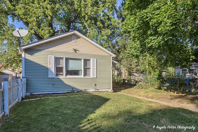 view of side of property featuring a lawn