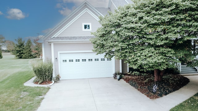 view of front of home featuring a front yard and a garage