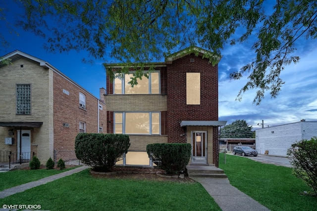 view of front of house featuring a lawn