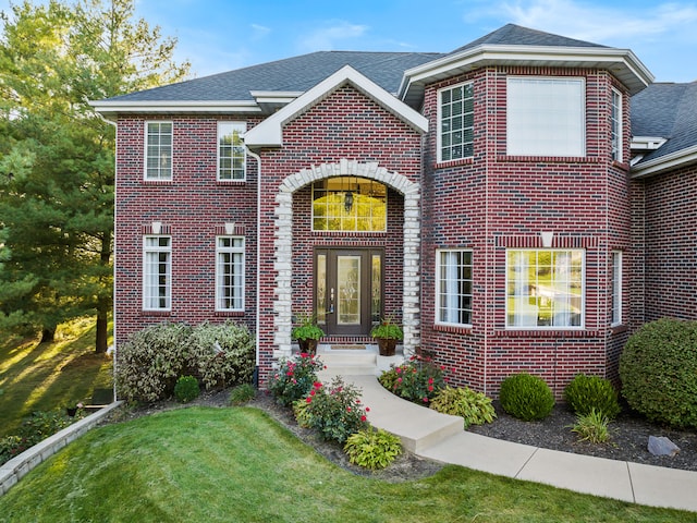 view of front of property featuring a front yard