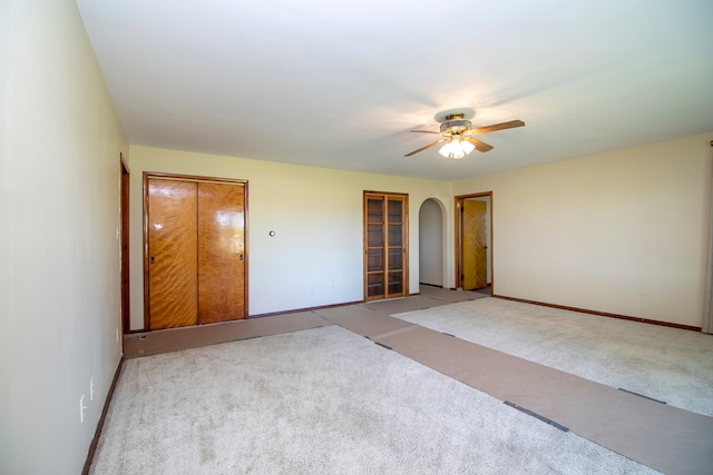 carpeted empty room featuring ceiling fan