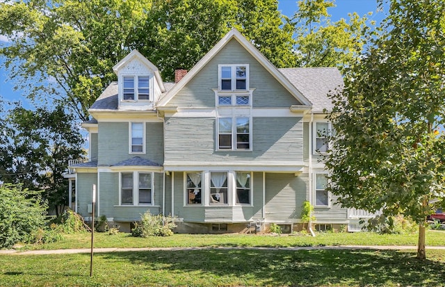 view of front of property featuring a front lawn