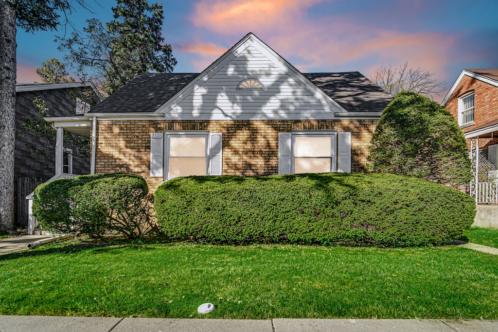 view of front of house featuring a yard