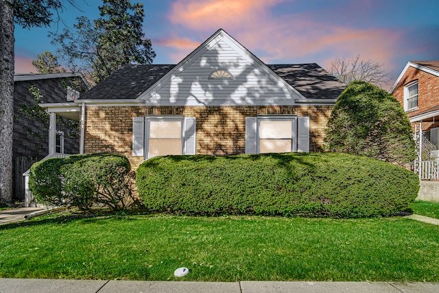 view of front of house featuring a yard