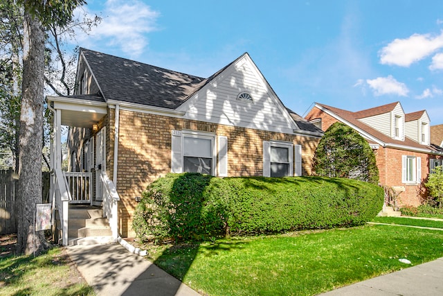 view of front of home featuring a front yard