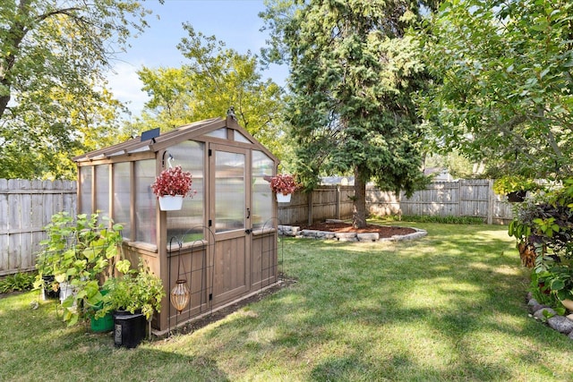 view of yard featuring an outbuilding