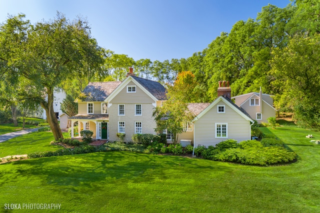 view of front of house featuring a front yard