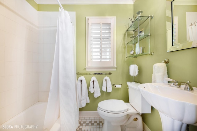 bathroom with a sink, toilet, shower / bathtub combination with curtain, baseboards, and ornamental molding