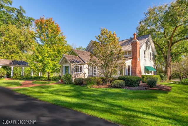 view of front of house with a front yard