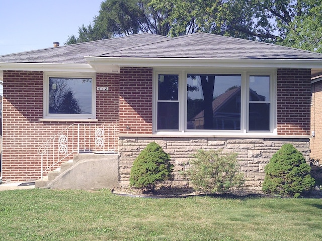 view of front of house with a front yard