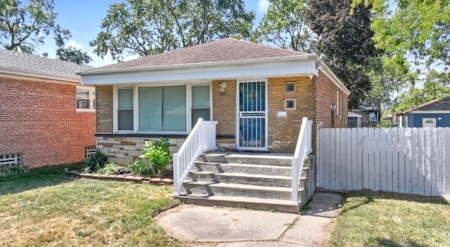 view of front of house featuring a front lawn