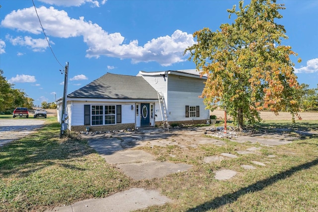 bungalow-style house with a front lawn