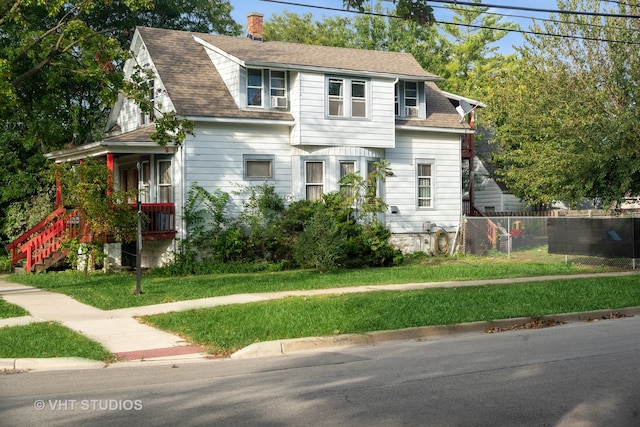 view of front of property featuring a front lawn