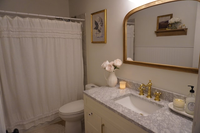 bathroom with a shower with shower curtain, vanity, and toilet