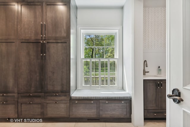 mudroom featuring sink and light tile patterned floors